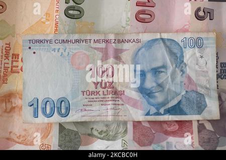 Illustration der türkischen Lira-Banknoten, die Währung der Türkei, auf Türkisch ist es Türk Liras?, mit dem Zeichen: ? Und Code TRY oder TL. Auf der Vorderseite des Gesetzentwurfs sind Porträts von Mustafa Kemal Atatürk zu sehen. Die türkische Lira sinkt im März 2021 um 15 %, nachdem der Chef des Zentralbankgouverneurs entlassen wurde. Amsterdam, Niederlande am 23. März 2021.` (Foto von Nicolas Economou/NurPhoto) Stockfoto